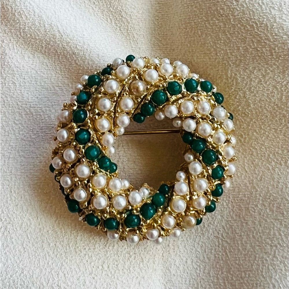 Vintage wreath faux seed pearls brooch